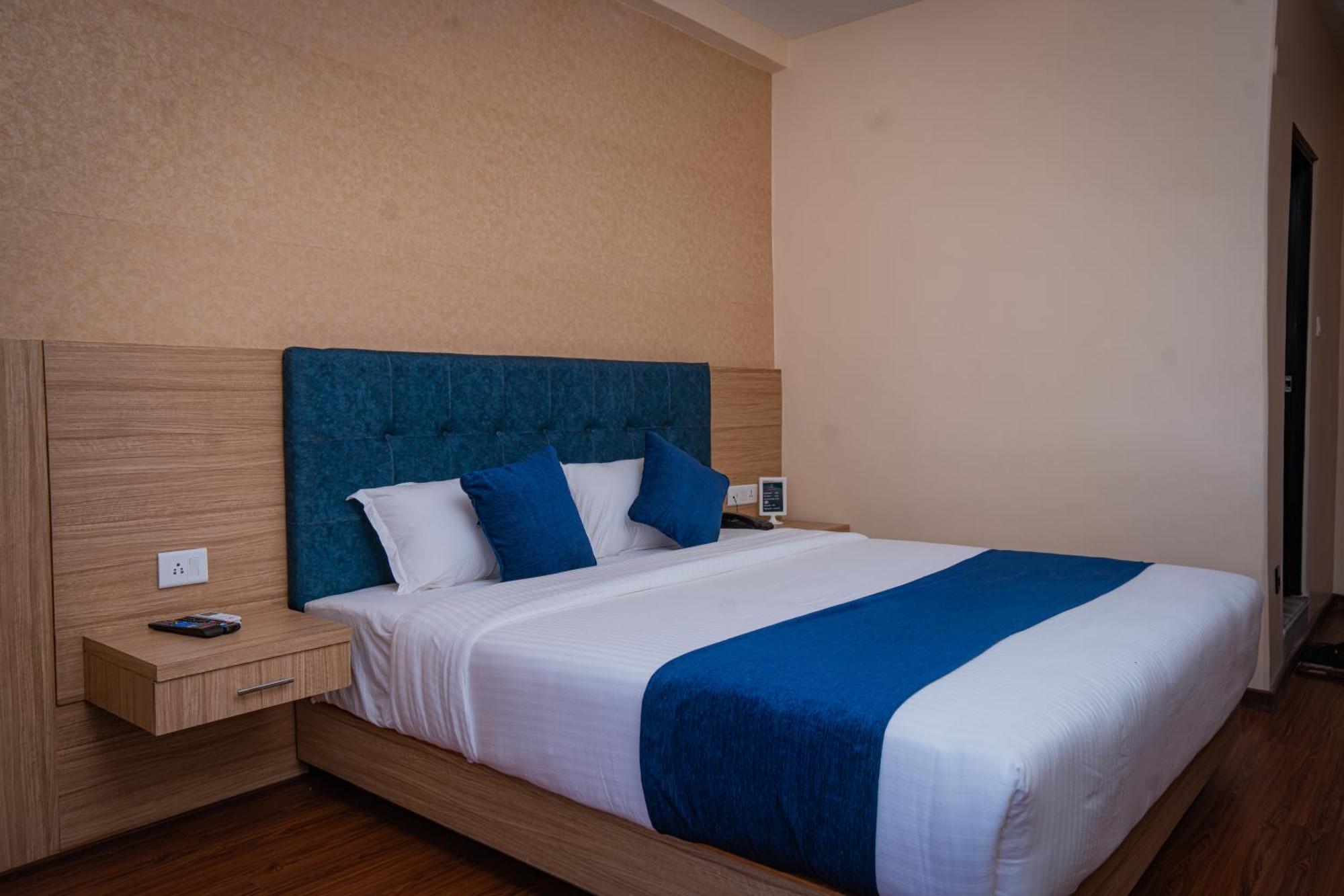 Majestic Lake Front Hotel & Suites Pokhara Exterior photo